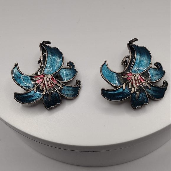 SOLD on another Platform Vintage Cloisonné Flower Earrings - Picture 3 of 3
